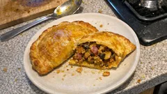 Empanada de hojaldre con pavo al curry: crujiente por fuera, jugosa por dentro