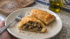 Hojaldre relleno de champiñones: crujiente por fuera y listo en menos de 30 minutos