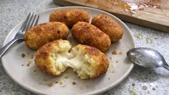 Croquetas de patata al horno con queso: crujientes por fuera y suaves por dentro