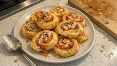 Hojaldre enrollado de jamón serrano y queso: crujiente y listo en 10 minutos