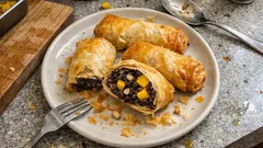Crujientes de morcilla y mango en masa filo: el entrante fácil que queda elegante