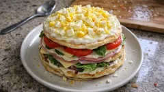 Torre de panqueques salada, bien fresquita: capas de jamón, queso y tomate