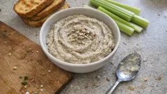 Paté vegano de pipas de girasol: cremoso, fácil y perfecto para tostadas o crudités