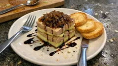 Milhojas de foie con manzana y cebolla caramelizada: un entrante elegante y fácil