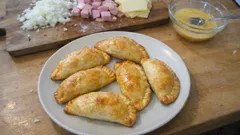 Empanadillas al horno de jamón, queso y cebolla: crujientes y con relleno cremoso
