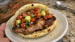 Arepa llanera rápida: rellena de carne a la plancha y tomate con hierbas