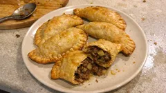Empanadas de carne y patata al horno, jugosas por dentro y doradas por fuera