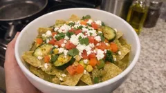 Chilaquiles verdes con verduras salteadas: crujientes, jugosos y listos en un momento