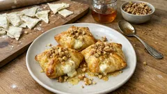 Hojaldre de queso de cabra con miel y nueces: paquetitos crujientes en menos de 30 min