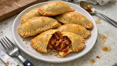 Empanadillas de bondiola braseada con barbacoa casera: crujientes al horno