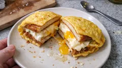 Sándwich de huevo con queso en una sola sartén: jugoso y listo en minutos