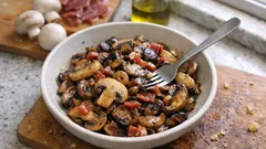 Setas salteadas con jamón serrano: el truco para que queden doradas y jugosas