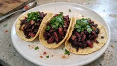 Tacos de flor de Jamaica: relleno jugoso y ácido, listos para una cena ligera