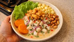 Ceviche carretillero: leche de tigre cítrica y chicharrón de mariscos crujiente