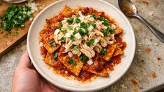 Chilaquiles keto con pollo: totopos crujientes al horno y salsa casera