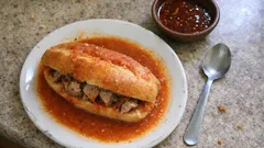 Torta ahogada estilo Jalisco: bolillo con cerdo y dos salsas para “ahogarla”
