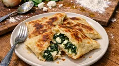 Gözleme de espinacas y feta en sartén: pan plano crujiente y relleno, sin levadura