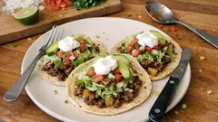 Tacos de carne picada jugosos con pico de gallo y aguacate (cena fácil)