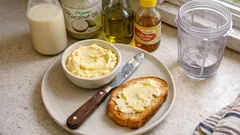 Mantequilla vegana casera: cremosa, firme y lista en pocos minutos