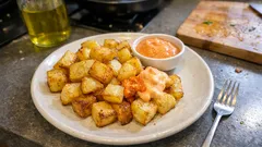 Patatas bravas al horno: doradas y crujientes con salsa brava fácil