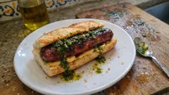Choripán argentino en casa: chorizo a la plancha y chimichurri recién hecho