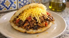 Arepa pelúa casera: carne desmechada al horno y queso rallado, paso a paso