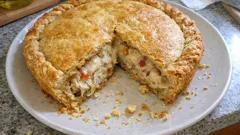 Empanada de bacalao con bechamel y masa quebrada: cremosa por dentro, dorada por fuera