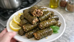 Dolmas turcas caseras: hojas de parra rellenas con bulgur, hierbabuena y limón
