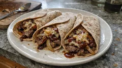 Fajitas de carne picada con salsa barbacoa y queso gratinado (listas en una sola sartén)