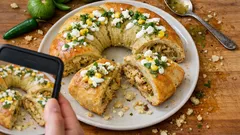 Rosca de tamal verde con pollo: el tamal de siempre, en rebanadas para compartir