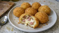 Bombas de patata al horno rellenas de jamón y queso: crujientes por fuera, cremosas por dentro