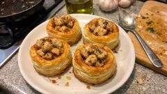 Hojaldre relleno de pollo al ajillo: crujiente por fuera y jugoso por dentro