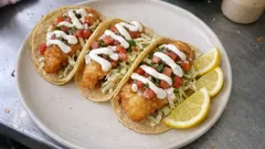 Tacos de pescado estilo Ensenada: rebozado con cerveza y salsa cremosa