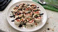 Rollitos de salmón ahumado con queso crema y nueces: listos en 10 minutos