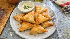 Samosas de pollo al curry con masa filo: crujientes y fáciles, paso a paso