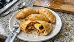 Empanadas peruanas de pollo al horno: masa crujiente y relleno jugoso con ají panca