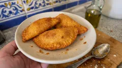 Empanadas de cazón venezolanas: crujientes por fuera y jugosas por dentro