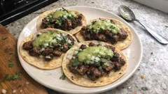 Tacos de carne asada jugosos con salsa verde de aguacate y tomatillo