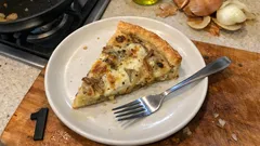 Tarta salada de cebolla y queso: cremosa por dentro y con base crujiente