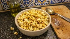 Palomitas al curry caseras: crujientes y con un toque especiado en 10 minutos
