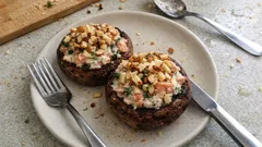 Champiñones rellenos de salmón ahumado al horno: cremosos y con toque crujiente