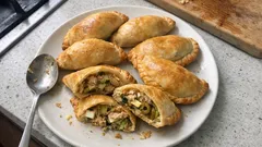 Empanadas de pollo hervido al horno: relleno jugoso con huevo y aceitunas