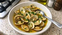 Almejas a la andaluza con Jerez y azafrán: salsa ligera y lista en 15 minutos
