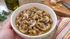 Champiñones al ajillo con vino blanco: una tapa jugosa lista en 15 minutos