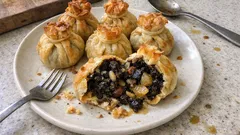 Saquitos de morcilla con pera al horno: crujientes por fuera y jugosos por dentro