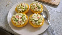 Melocotones en almíbar rellenos de marisco: entrante frío rápido y muy resultón