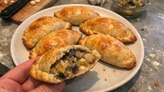 Empanadas de berenjena al horno con ajo asado: jugosas, aromáticas y sin fritura