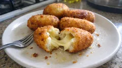 Yuquitas de yuca rellenas de queso: crujientes por fuera y fundentes por dentro