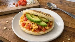 Arepa perico: la arepa rellena de huevo y verduras que se hace en 10 minutos
