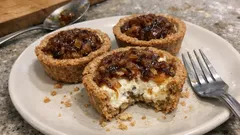 Tartaletas integrales de ricota y cebolla caramelizada: cremosas y listas en 30 minutos